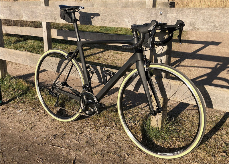 Bicicleta completa construida con cuadro de carbono de carretera LCR007-V